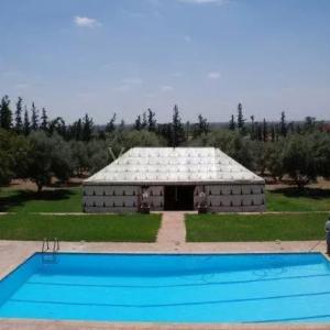 Terrain de 4,9 hectares avec villas et piscine.