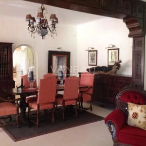 Terrain de 4,9 hectares avec villas et piscine.