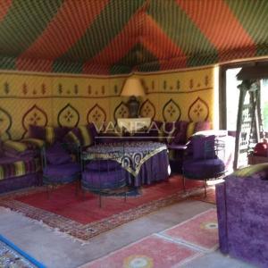 Terrain de 4,9 hectares avec villas et piscine.