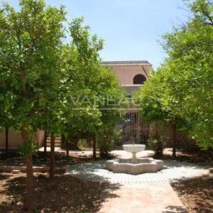 Terrain de 4,9 hectares avec villas et piscine.