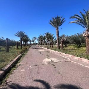 Terrain de 4,9 hectares avec villas et piscine.