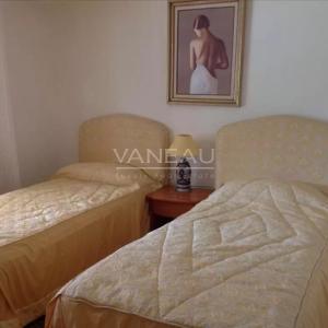 Terrain de 4,9 hectares avec villas et piscine.