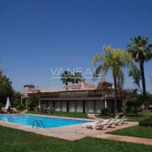 Terrain de 4,9 hectares avec villas et piscine.