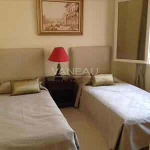 Terrain de 4,9 hectares avec villas et piscine.