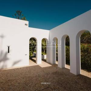 ***Maisons face à la lagune avec piscine***