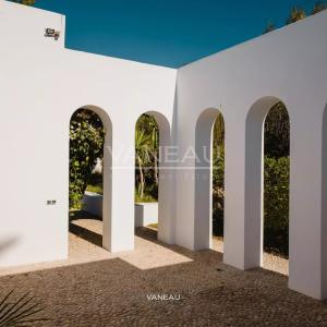 ***Maisons face à la lagune avec piscine***