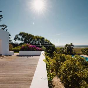 ***Maisons face à la lagune avec piscine***