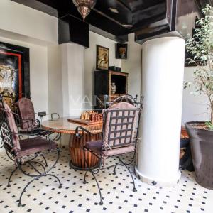 MARRAKECH MAISON D'HÔTES DE 7 CHAMBRES PISCINE SUR LA TERRASSE À VENDR