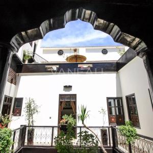 MARRAKECH MAISON D'HÔTES DE 7 CHAMBRES PISCINE SUR LA TERRASSE À VENDR