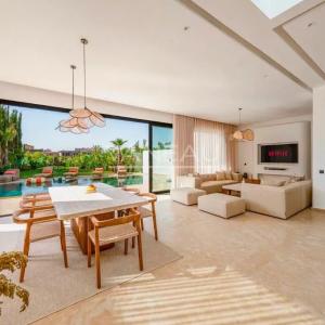 Villa contemporaine avec piscine et vue sur l’Atlas
