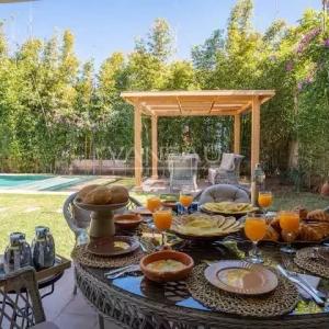 Villa d’exception au cœur du golf avec grand jardin, piscine et vue imprenable sur les montagnes