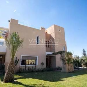 Villa d’exception au cœur du golf avec grand jardin, piscine et vue imprenable sur les montagnes