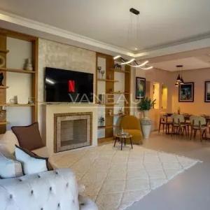 Villa d’exception au cœur du golf avec grand jardin, piscine et vue imprenable sur les montagnes