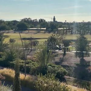 Villa d’exception au cœur du golf avec grand jardin, piscine et vue imprenable sur les montagnes