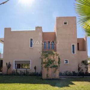 Villa d’exception au cœur du golf avec grand jardin, piscine et vue imprenable sur les montagnes