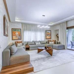 Villa d’exception au cœur du golf avec grand jardin, piscine et vue imprenable sur les montagnes