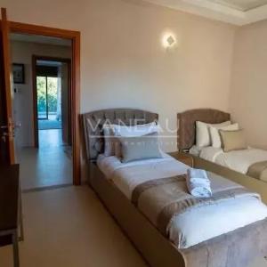 Villa d’exception au cœur du golf avec grand jardin, piscine et vue imprenable sur les montagnes
