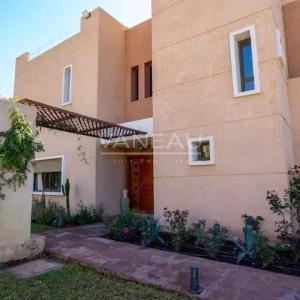 Villa d’exception au cœur du golf avec grand jardin, piscine et vue imprenable sur les montagnes