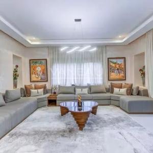 Villa d’exception au cœur du golf avec grand jardin, piscine et vue imprenable sur les montagnes