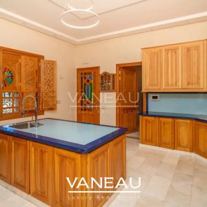 Villa aux allures de palais avec autorisation de maison d'hôtes sur la route de l'Ourika
