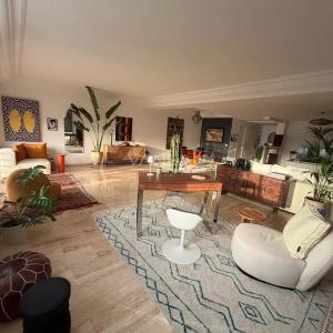 Appartement meublé avec grande terrasse à louer