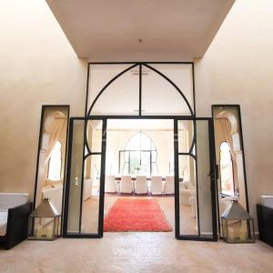 Villa au style épuré sur 1 hectare arboré.