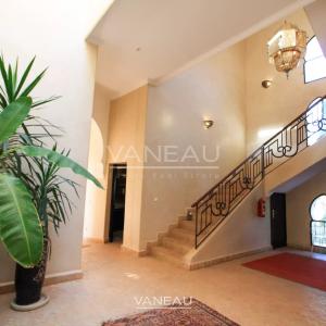 Villa au style épuré sur 1 hectare arboré.
