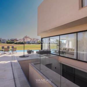 Superbe villa contemporaine en première ligne de golf