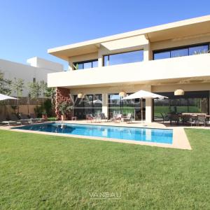 SOMPTUEUSE VILLA EN PREMIÈRE LIGNE DE GOLF À VENDRE