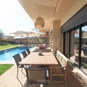 SOMPTUEUSE VILLA EN PREMIÈRE LIGNE DE GOLF À VENDRE