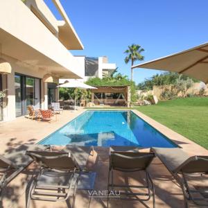 SOMPTUEUSE VILLA EN PREMIÈRE LIGNE DE GOLF À VENDRE