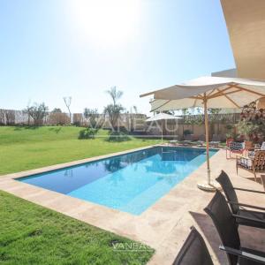 SOMPTUEUSE VILLA EN PREMIÈRE LIGNE DE GOLF À VENDRE