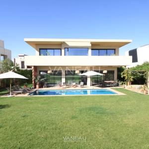 SOMPTUEUSE VILLA EN PREMIÈRE LIGNE DE GOLF À VENDRE