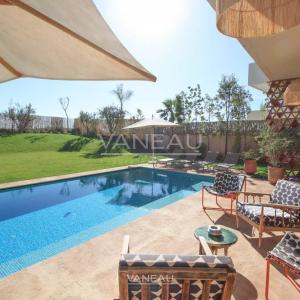 SOMPTUEUSE VILLA EN PREMIÈRE LIGNE DE GOLF À VENDRE
