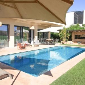 SOMPTUEUSE VILLA EN PREMIÈRE LIGNE DE GOLF À VENDRE