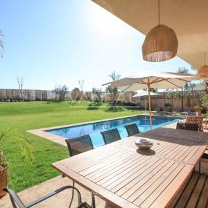 SOMPTUEUSE VILLA EN PREMIÈRE LIGNE DE GOLF À VENDRE