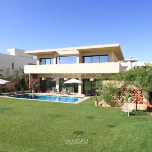 SOMPTUEUSE VILLA EN PREMIÈRE LIGNE DE GOLF À VENDRE