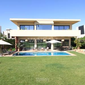 SOMPTUEUSE VILLA EN PREMIÈRE LIGNE DE GOLF À VENDRE