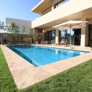 SOMPTUEUSE VILLA EN PREMIÈRE LIGNE DE GOLF À VENDRE