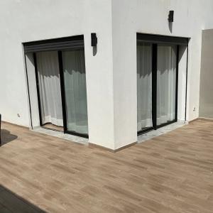 Studio neuf meublé avec une immense terrasse