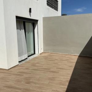 Studio neuf meublé avec une immense terrasse