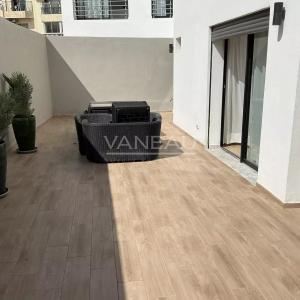 Studio neuf meublé avec une immense terrasse