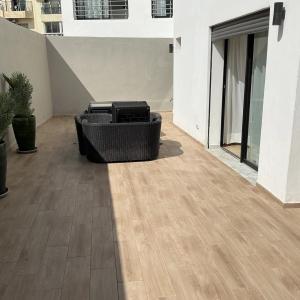 Studio neuf meublé avec une immense terrasse