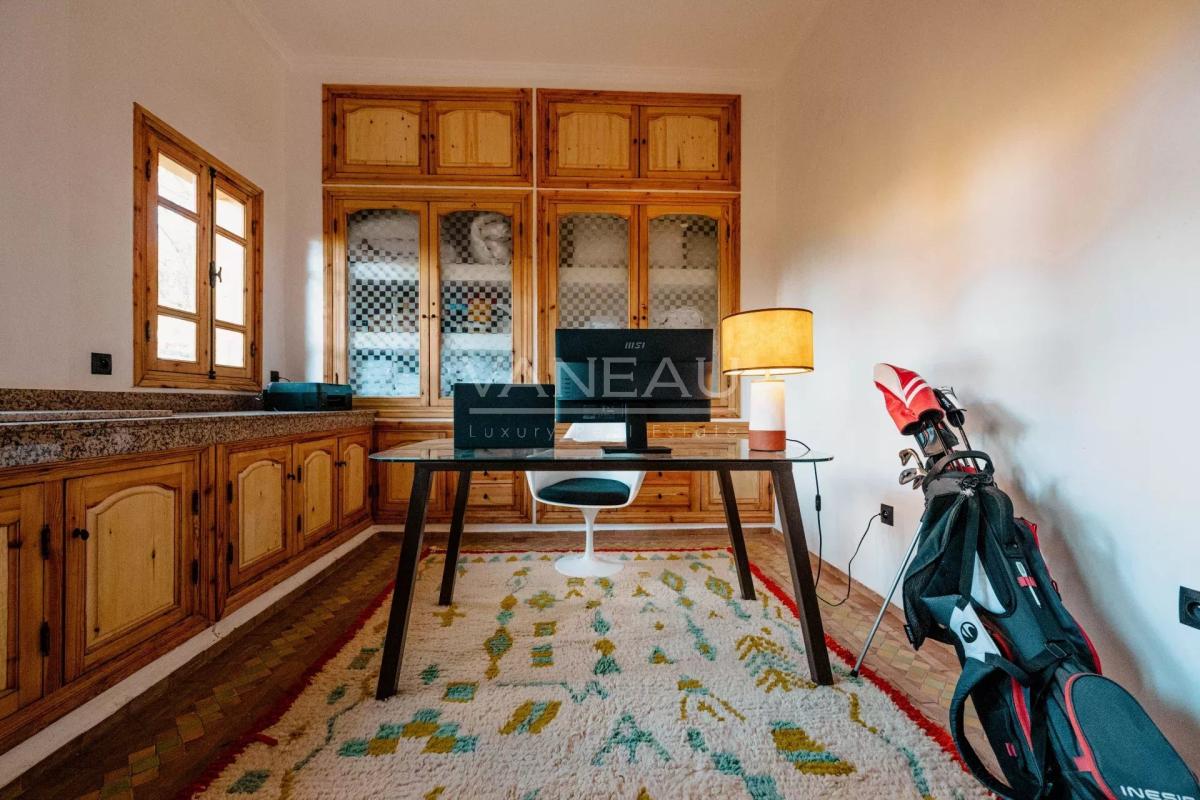 VILLA DE MAITRE SUR GOLF À VENDRE