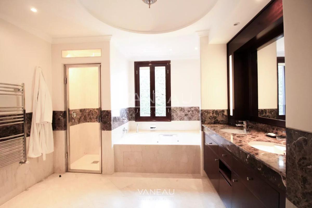 SOMPTUEUSE PROPRIÉTÉ DOMINANT LA MER À VENDRE SUR TANGER