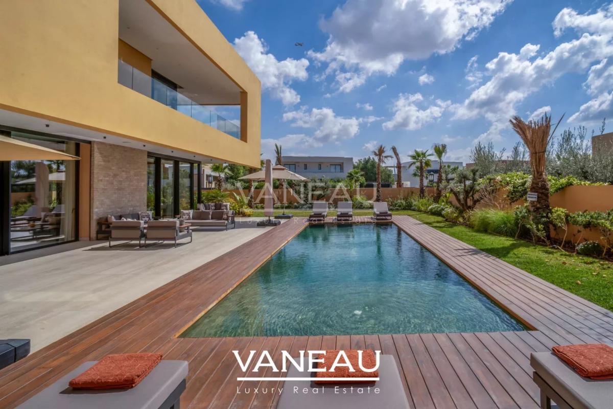 ***VILLA D'EXCEPTION DE 850m² SUR GOLF***