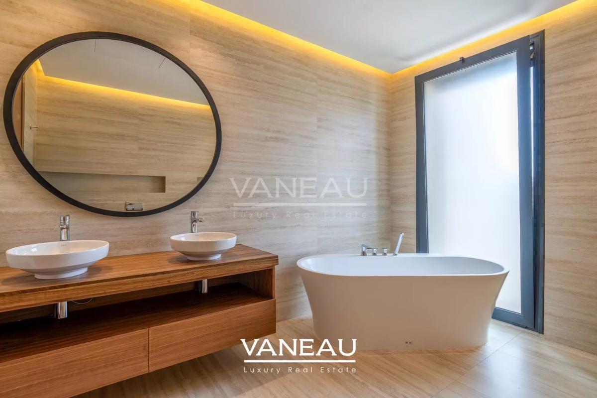 Villa de 500 m² habitable sur terrain arboré