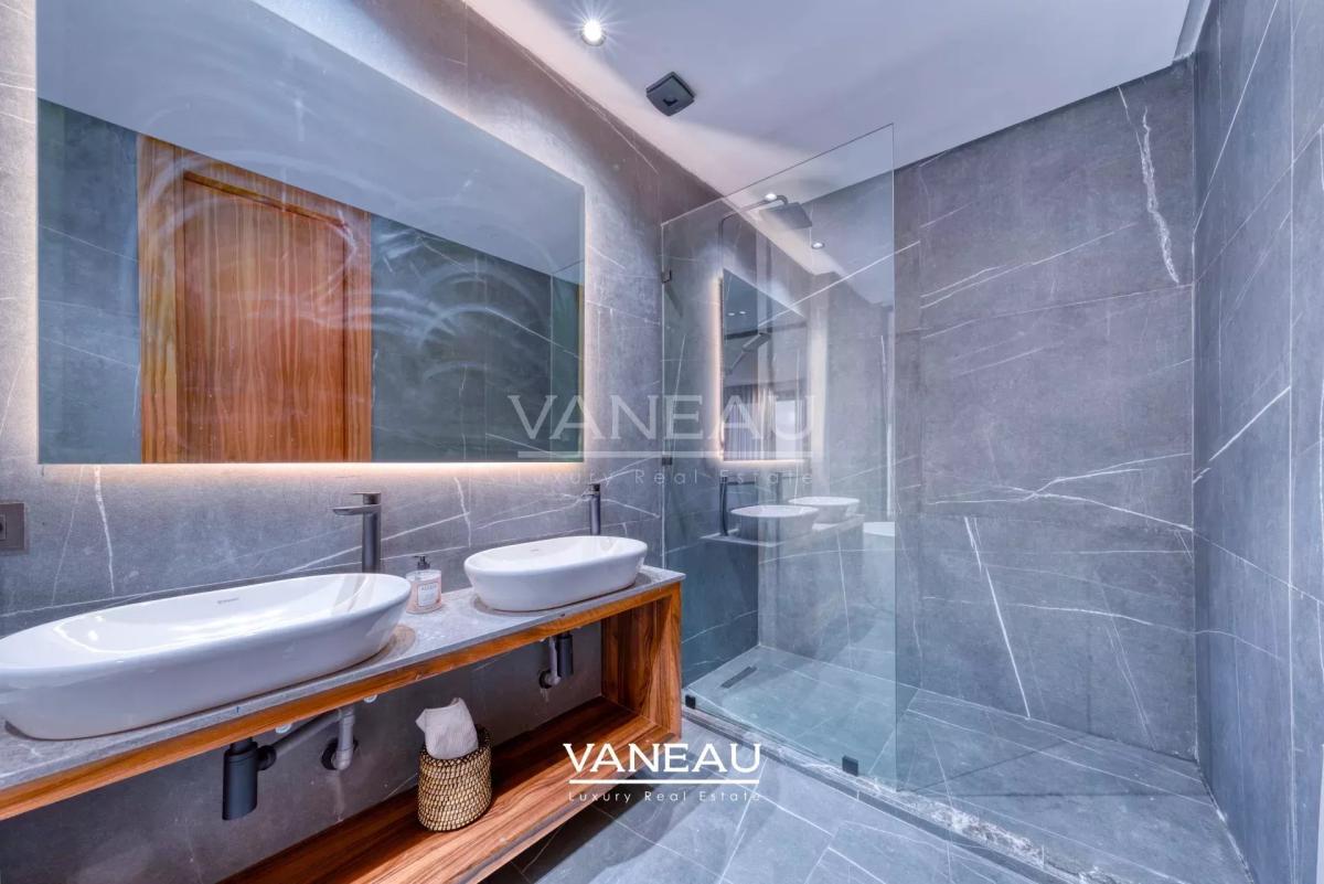 Luxueux Duplex avec Piscine Privative au Cœur de Victor Hugo