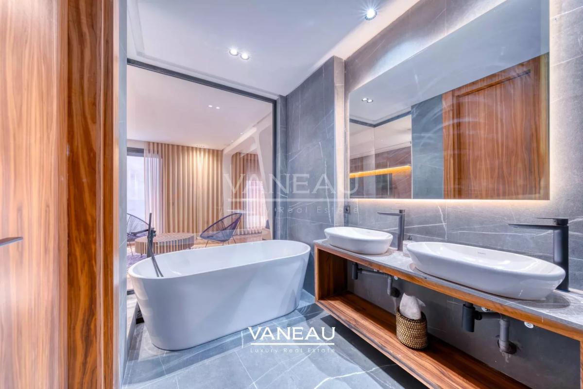 Luxueux Duplex avec Piscine Privative au Cœur de Victor Hugo