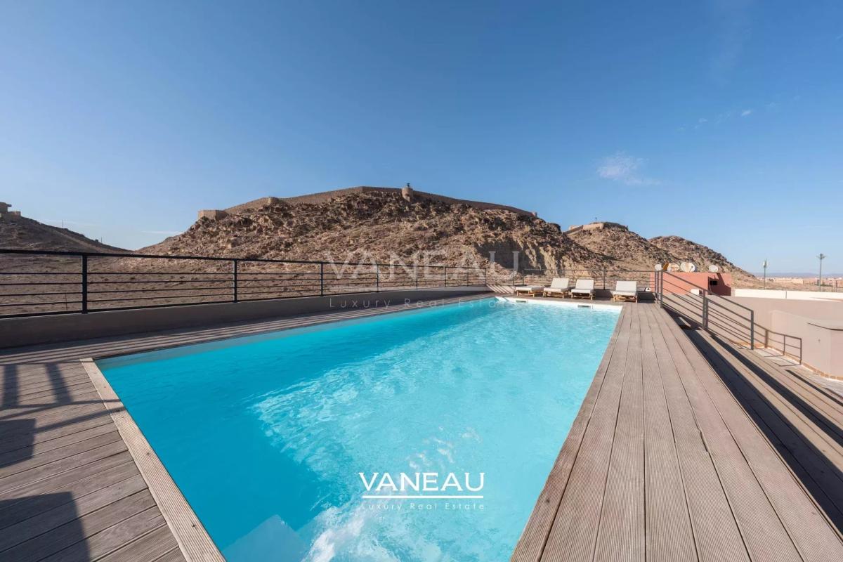 Luxueux Duplex avec Piscine Privative au Cœur de Victor Hugo